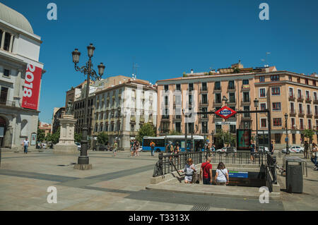 Entrée de la station de métro Opéra sur place avec les gens et de vieux bâtiments à Madrid. Capitale de l'Espagne avec dynamisme et vie culturelle intense. Banque D'Images