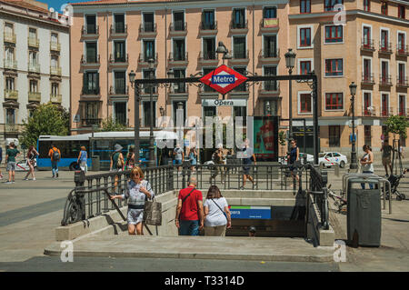 Entrée de la station de métro Opéra sur place avec les gens et de vieux bâtiments à Madrid. Capitale de l'Espagne avec dynamisme et vie culturelle intense. Banque D'Images