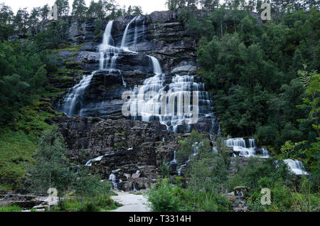 Cascade Tvindefossen en Norvège photographié sur une longue exposition pendant le crépuscule. Banque D'Images