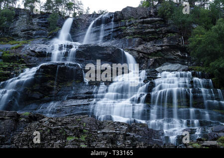 Cascade Tvindefossen en Norvège photographié sur une longue exposition pendant le crépuscule. Banque D'Images