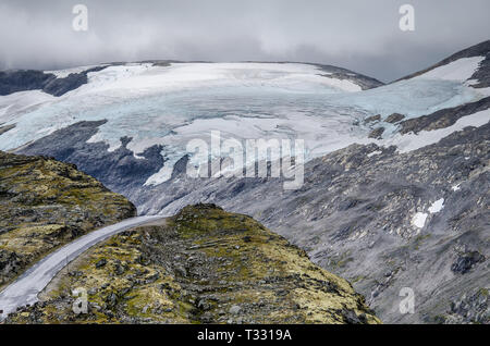 Voir d'un point de vue de Dalsnibba voir un glacier énorme à l'arrière-plan. Banque D'Images