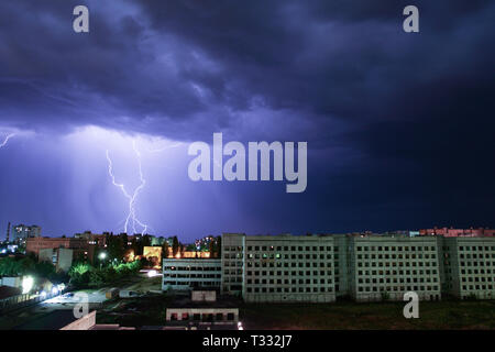 Plus de Thunderbolt la chambre. Storm à l'extérieur. Orage avec des éclairs dans la ville Banque D'Images