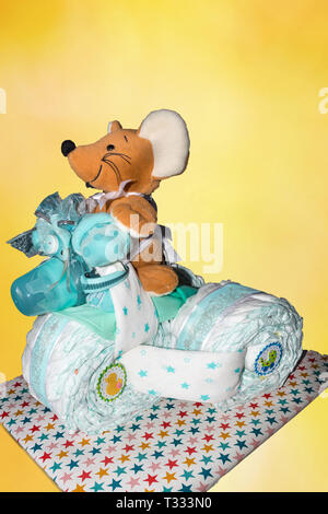 Un gâteau de couche-culotte Tricycle gâteau de couche-culotte avec les rubans bleus. Cadeau pour la naissance d'un enfant Banque D'Images