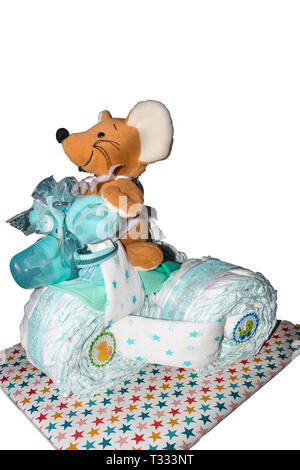 Un gâteau de couche-culotte Tricycle gâteau de couche-culotte avec les rubans bleus. Cadeau pour la naissance d'un enfant Banque D'Images