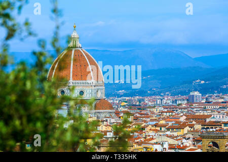 Les bâtiments médiévaux historiques avec Duomo Santa Maria del Fiore Dome dans la vieille ville de Florence, Italie Banque D'Images