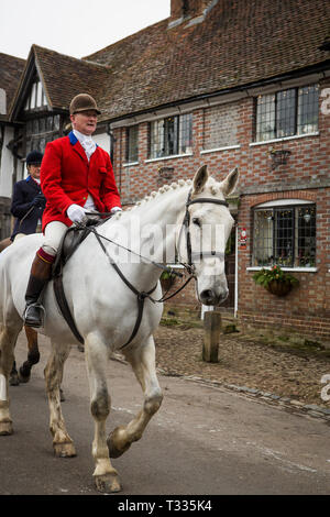 Hunstman de l'ancienne West Kent Surrey Burstow et chasser à travers Chiddingstone village pour le Boxing Day traditionnelles rencontrez dans le Kent, UK Banque D'Images