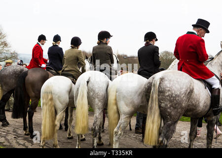 Les jeunes cavaliers de la vieille Surrey Burstow et West Kent Hunt se réunissent au Château de Chiddingstone pour le traditionnel Boxing Day rencontrez dans le Kent, UK Banque D'Images