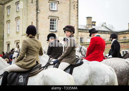 Les jeunes cavaliers de la vieille Surrey Burstow et West Kent Hunt se réunissent au Château de Chiddingstone pour le traditionnel Boxing Day rencontrez dans le Kent, UK Banque D'Images