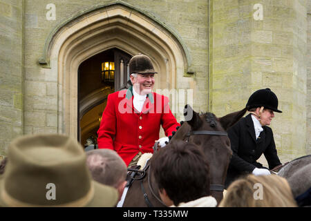 L'ancien Surrey Burstow et West Kent Hunt se réunissent au Château de Chiddingstone pour le traditionnel Boxing Day rencontrez dans le Kent, UK Banque D'Images