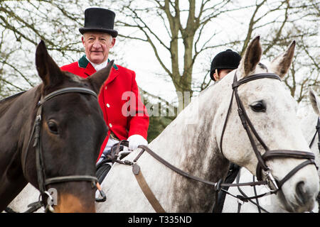 L'ancien Surrey Burstow et West Kent Hunt se réunissent au Château de Chiddingstone pour le traditionnel Boxing Day rencontrez dans le Kent, UK Banque D'Images