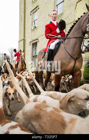 Chasseurs à cheval de la vieille Surrey Burstow et West Kent Hunt se réunissent au Château de Chiddingstone pour le traditionnel Boxing Day rencontrez dans le Kent, UK Banque D'Images