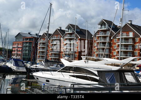 Ipswich Waterfront, également connu sous le nom d'Ipswich Ipswich bassin à flot, quais, ou Ipswich Marina, au soleil. Suffolk, UK Banque D'Images