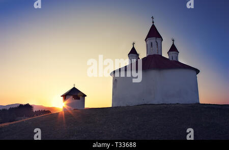 Petite chapelle sur une colline dans le magnifique coucher du soleil Banque D'Images