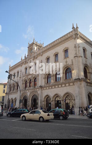 Façade principale de la gare de Rossio du 19e siècle et au style Manuelino Première Rue décembre à Lisbonne. La nature, l'architecture, l'histoire, la rue Banque D'Images