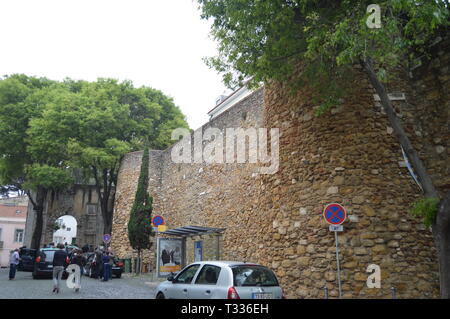 Les murs et l'entrée de l'arche du château de San Jorge à Lisbonne. La nature, l'architecture, l'histoire, la photographie de rue. Le 11 avril 2014. Lisbonne, Portugal. Banque D'Images