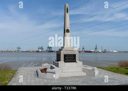 Doel, Belgium-April 7, 2018 un monument en l'honneur des libérateurs britanniques. C'est un mémorial national à tous les soldats britanniques qui se tenait le long de l'Escaut Banque D'Images