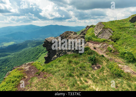 Beau paysage de montagne d'été. vue imprenable depuis le bord d'une colline avec une énorme rocher. herbeuses. ridge et Valley dans le lointain. Banque D'Images