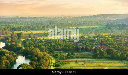 Paysage de campagne du soir au printemps. village, champs agricoles et rivière dans la vallée. ville de la distance. Vue de dessus Banque D'Images