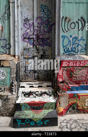 Une porte avec graffiti à Valparaiso, Chili Banque D'Images