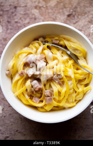 Les pâtes à la carbonara avec bacon Banque D'Images