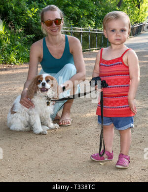 Mère, fille et bébé Cavalier King Charles Spaniel, sentier de Butler dans le parc Zilker à Austin, Texas, États-Unis Banque D'Images