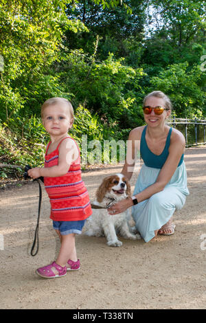 Mère, fille et bébé Cavalier King Charles Spaniel, sentier de Butler dans le parc Zilker à Austin, Texas, États-Unis Banque D'Images