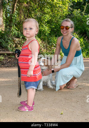 Mère, fille et bébé Cavalier King Charles Spaniel, sentier de Butler dans le parc Zilker à Austin, Texas, États-Unis Banque D'Images