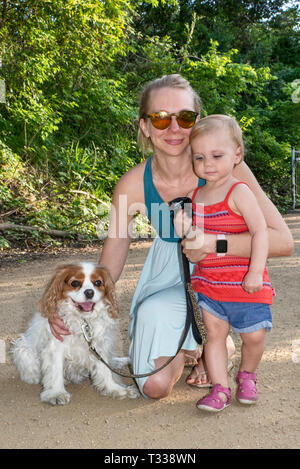 Mère, fille et bébé Cavalier King Charles Spaniel, sentier de Butler dans le parc Zilker à Austin, Texas, États-Unis Banque D'Images