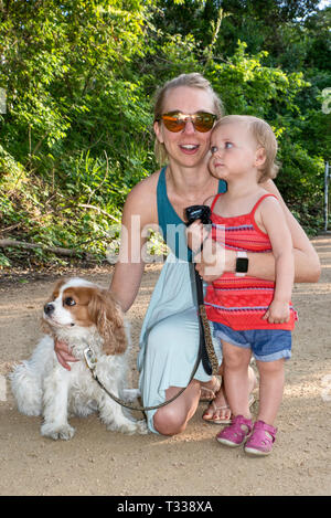 Mère, fille et bébé Cavalier King Charles Spaniel, sentier de Butler dans le parc Zilker à Austin, Texas, États-Unis Banque D'Images