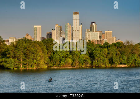 La kayakiste à Lady Bird Lake sur la rivière Colorado, le centre-ville de Tours à distance, voir à partir de la passerelle pour piétons sous MoPac Expressway à Austin, Texas, États-Unis Banque D'Images