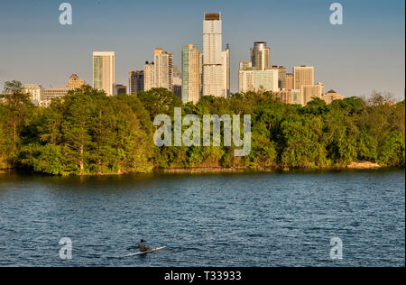 La kayakiste à Lady Bird Lake sur la rivière Colorado, le centre-ville de Tours à distance, voir à partir de la passerelle pour piétons sous MoPac Expressway à Austin, Texas, États-Unis Banque D'Images