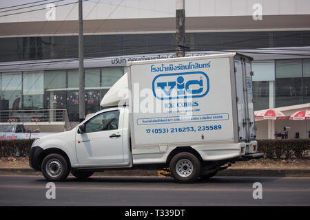 Chiang Mai, Thaïlande - 4 Avril 2019 : Cold camion conteneur pour le transport de la glace. Photo road no.121 à environ 8 km du centre-ville de Chiang Mai, Thaïlande. Banque D'Images