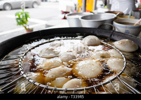 Faites frire les boulettes de Taïwanais, célèbre et déguster des collations traditionnelles Banque D'Images