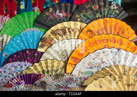 Peint chinois fans en vente à un marché chinois près de la Pagode Shibaozhai, Chine Banque D'Images