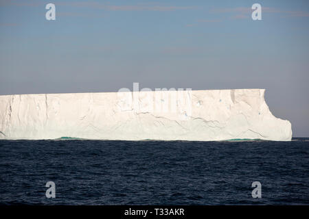 Les icebergs tabulaires près de Crystal Sound, dans l'Antarctique. Banque D'Images