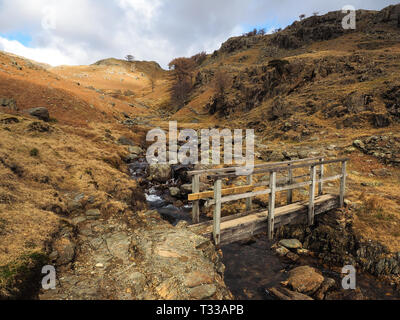 Pont sur le ruisseau à Tilberthwaite Gill, Cumbria Banque D'Images