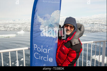Les passagers d'un navire de croisière antarctique célébrer d'atteindre le cercle polaire près de Crystal Sound, dans l'Antarctique. Banque D'Images
