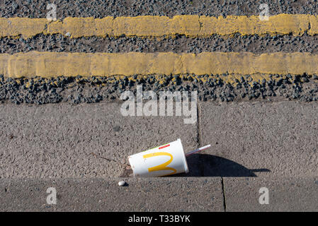 Stratford Upon Avon Warwickshire Angleterre UK 3 mars 2019 jetés sur le côté de la coupe Mcdonald's route avec lignes jaunes Banque D'Images