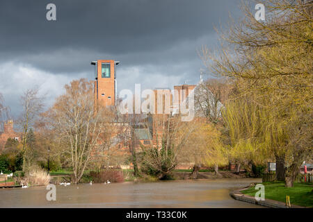 Royal Shakespeare Theatre de Stratford-upon-Avon Warwickshire Angleterre UK 9 mars 2019 RST en lumière brillante au début du printemps avec les nuages de tempête loom Banque D'Images