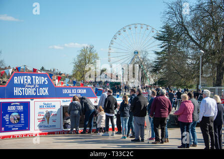 Stratford Upon Avon, Warwickshire, Angleterre Royaume-uni 24 mars 2019 les gens de la file d'attente pour acheter de la crème glacée à partir d'un bateau et d'autres attractions de l'échantillon Banque D'Images