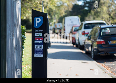 Croydon Council nouveau parking meter qui accepte l'argent comptant, carte sans contact, application mobile et modes de paiement Banque D'Images