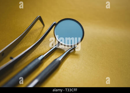 Close-up des instruments dentaires sur un fond jaune. Prévention des maladies de la bouche. Banque D'Images