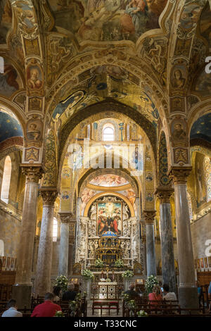 Autel, orné de colonnes de marbre, de dômes de la Martorana Church, l'église St Mary de l'amiral dans la Piazza Bellini, Palerme, Sicile Banque D'Images