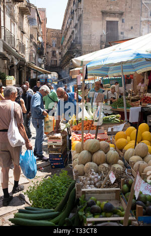 Les étals du marché, marchands et clients au célèbre marché de rue Ballero pour les légumes et autres aliments frais à Palerme, Sicile, Italie Banque D'Images