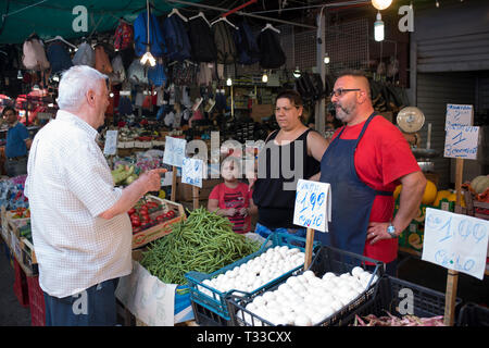 Les étals du marché, marchands et clients au célèbre marché de rue Ballero pour les légumes et autres aliments frais à Palerme, Sicile, Italie Banque D'Images