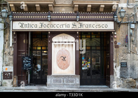 19e siècle célèbre café restaurant L'Antica Focaccia San Francesco qui sert une cuisine traditionnelle sicilienne à Palerme, Sicile, Italie Banque D'Images