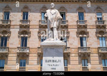 Statue monument à Giuseppe Garibaldi en face du Grand Hôtel de la place Piazza Garibaldi, Trapani, Sicile, Italie Banque D'Images