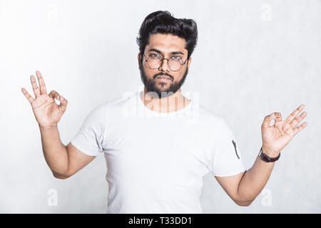 Beau jeune homme montre ok signe. Concept Le langage du corps Banque D'Images