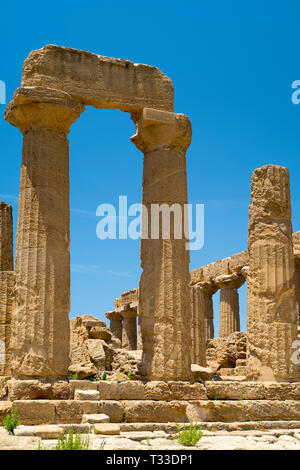 Colonnes en pierre de style dorique le Temple de Junon (Héra ) dans la Vallée des Temples, Agrigente, Sicile, Italie Banque D'Images