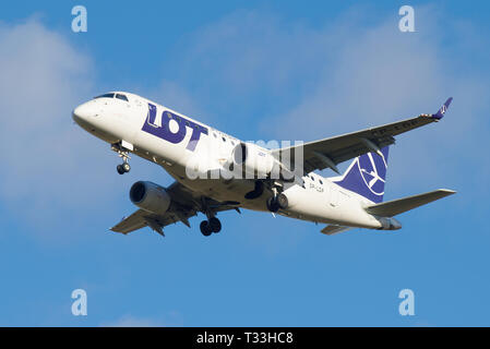 SAINT-PÉTERSBOURG, RUSSIE - 25 octobre 2018 : avions Embraer ERJ-170 (SP-LDF) de la compagnie aérienne polonaise LOT-Compagnies aériennes sur la trajectoire d'un jour ensoleillé Banque D'Images